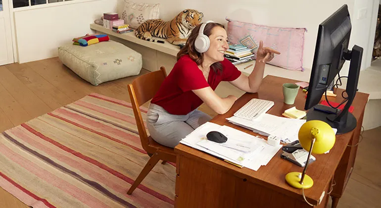 Girl accessing the Scarlet webmail